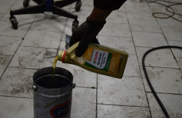 Залив масла в коробку